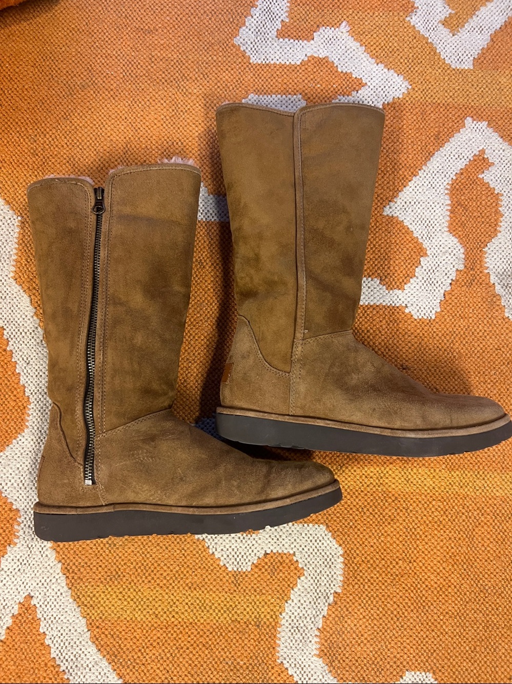 UGG Woman’s Abree ll Nero inner zipper tall boot Chestnut size 8